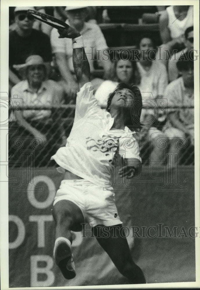 1989 Press Photo Tennis player Glen Michibata hits the ball during the match- Historic Images