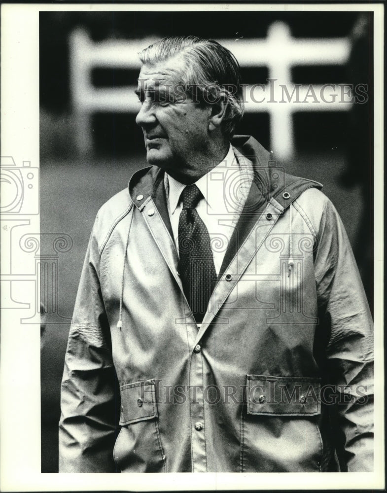 1987 Press Photo Sid Waters, wearing jacket, at Saratoga Track in New York- Historic Images