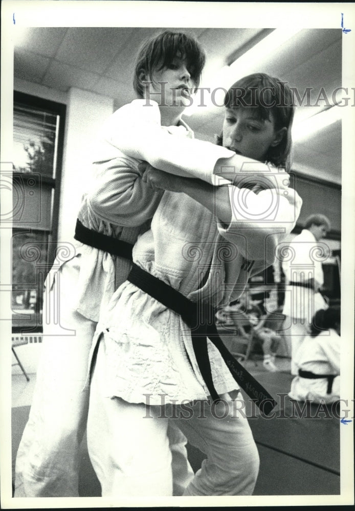 1981 Press Photo Mary Lewis practices throwing Terri Done in karate match- Historic Images