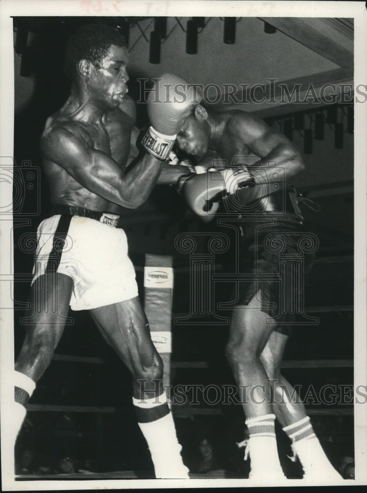 Press Photo Danny Chapman (right) battles Elliott Williams in a boxing match- Historic Images