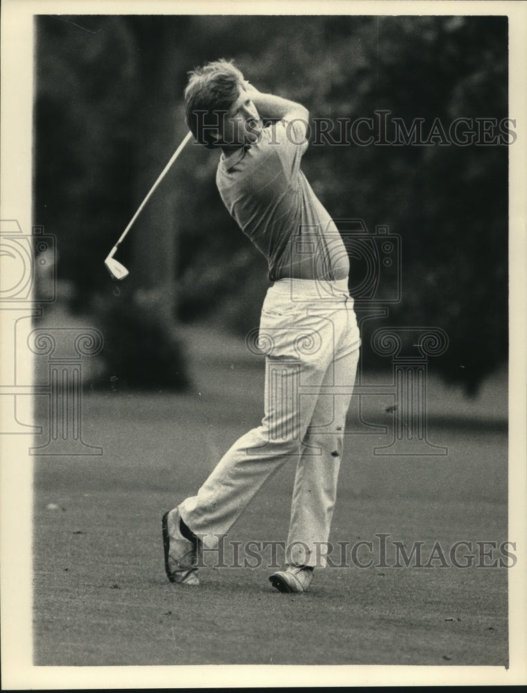 Press Photo Golfer Greg Borgholtz watches ball after his shot - tus00373- Historic Images