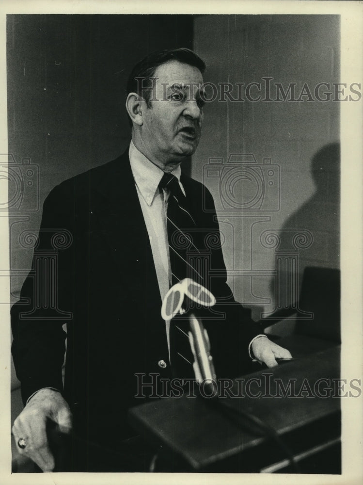 Press Photo Unidentied man speaks to reporters for Union College Hockey- Historic Images