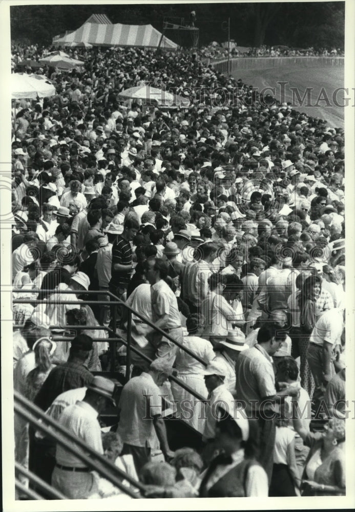 1990 Press Photo Large crowd gathers for Travers Day race at Saratoga Race Track- Historic Images