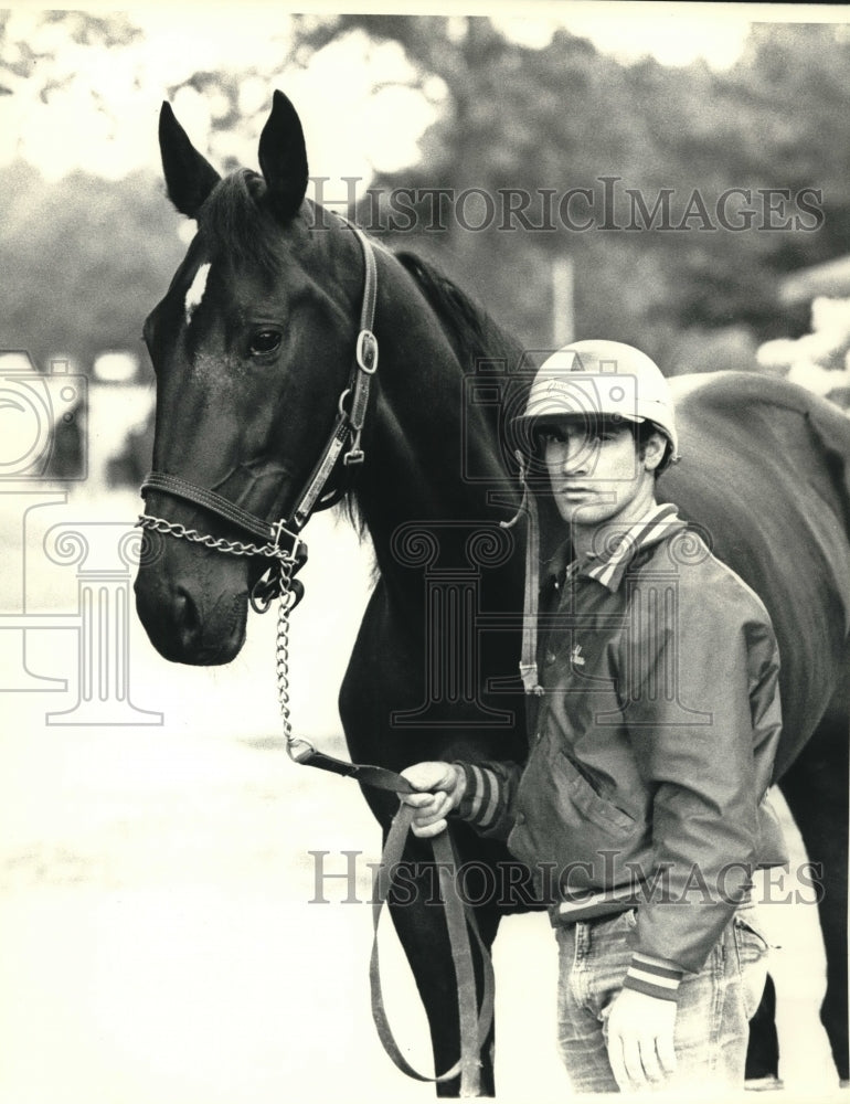 1987 Press Photo Trainer Glenn Raia shown with pacer April&#39;s Pride - tus00421- Historic Images