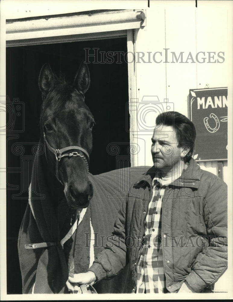 1988 Press Photo Trainer Manny Scardina sends horse Tukey Rainbow out for race- Historic Images