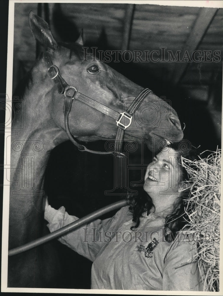 1988 Press Photo Clarinet King and assistant trainer Gilda Libero share a moment- Historic Images