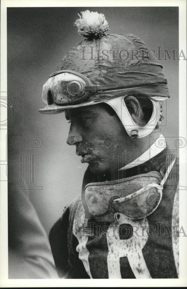 1990 Press Photo Jockey Herb McCauley is all muddy after the third race today- Historic Images