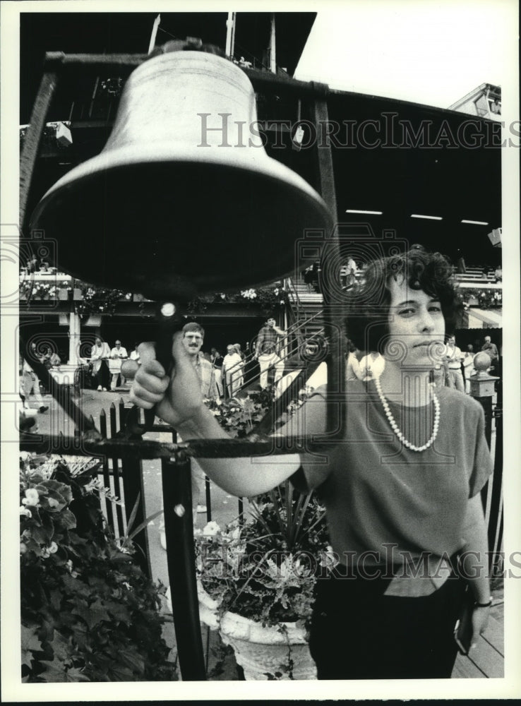 1990 Press Photo Glenye Cain sounds the Saddling Bell before each race- Historic Images