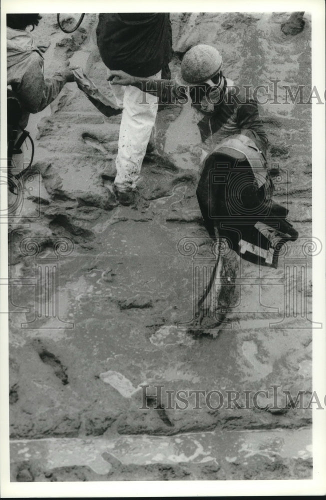 1990 Press Photo Jockey Jerry Bailey walks through the mud after 2nd race- Historic Images