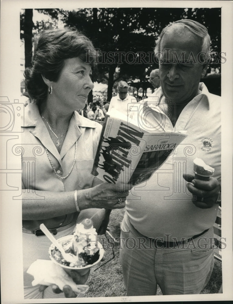 1985 Press Photo Jo and Vinnie Cardellicchio enjoy ice cream at Saratoga Track- Historic Images