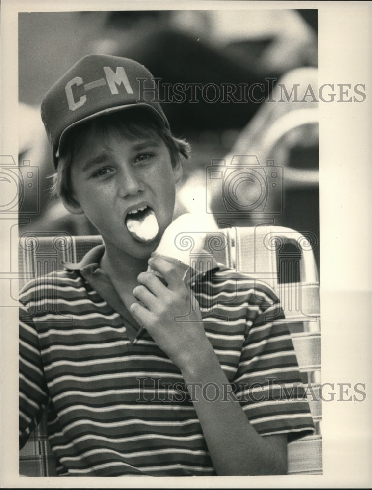 1985 Press Photo Artie Bonniville, 12, with ice cream at Saratoga Flat Track- Historic Images