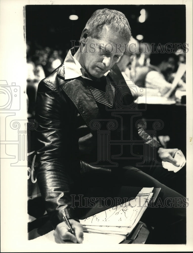 Press Photo Tampa Bay coach consults playbook during Albany, NY Patroons game- Historic Images