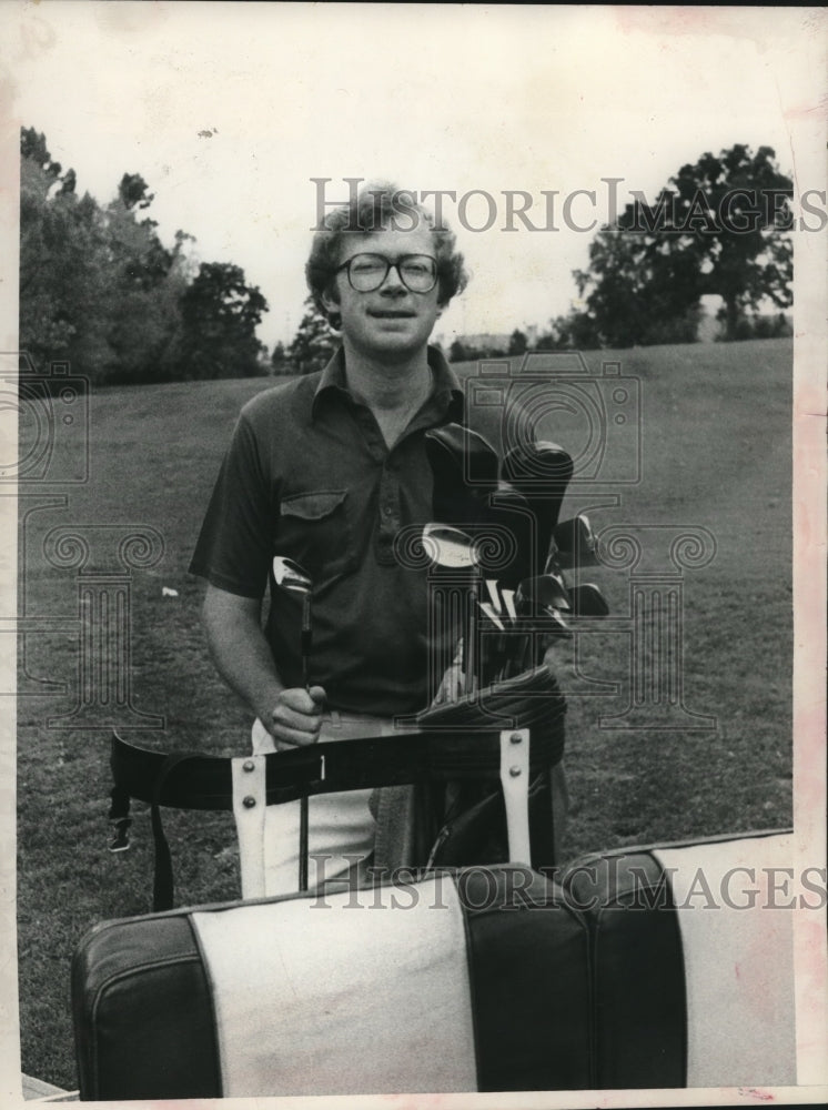 Press Photo Charles Murphy poses with clubs at New York golf course - tus00474- Historic Images