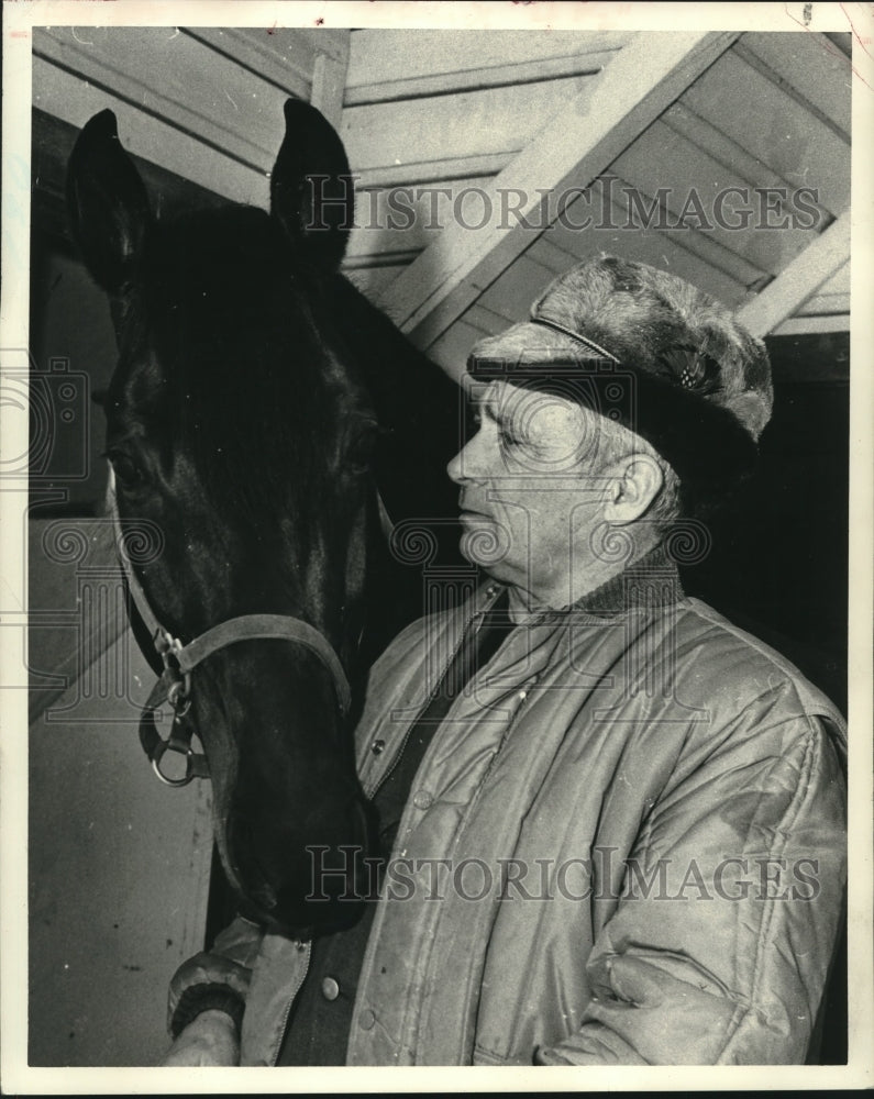 Press Photo Horse trainer Howard Parker in stables with Lou's Hope in New York- Historic Images