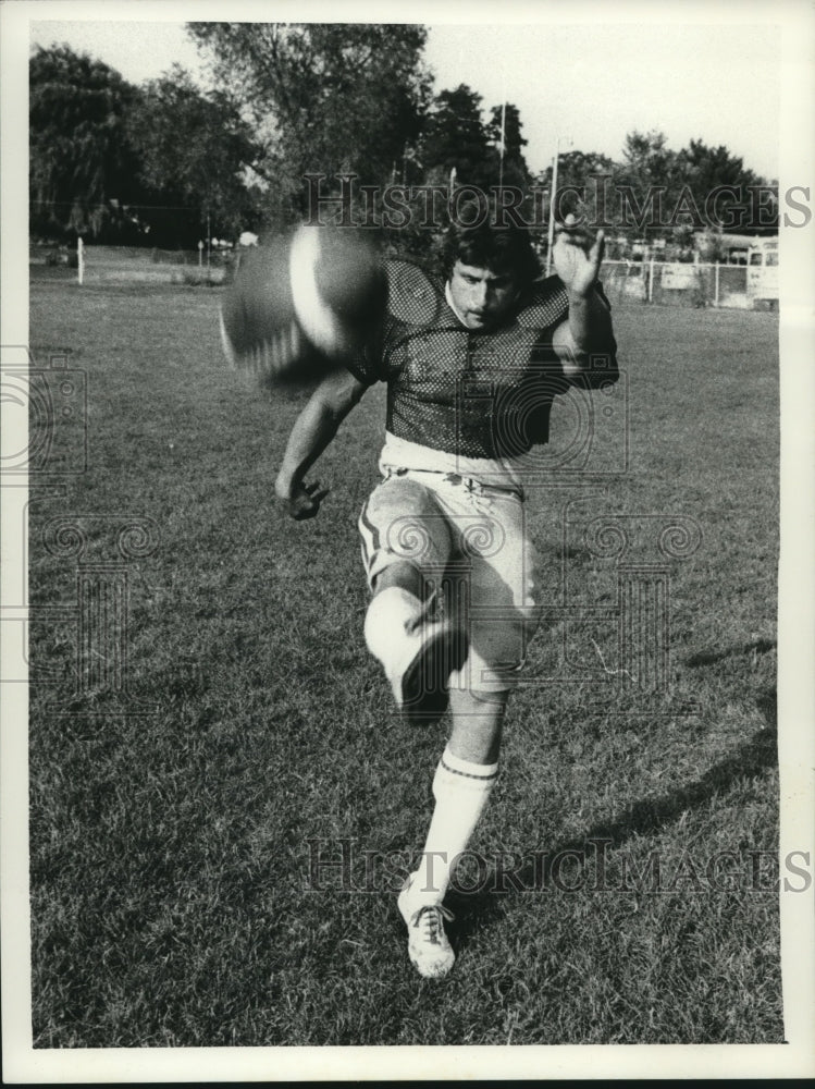 1982 Press Photo Football player Mike Palmer punts ball in Colonie, New York- Historic Images