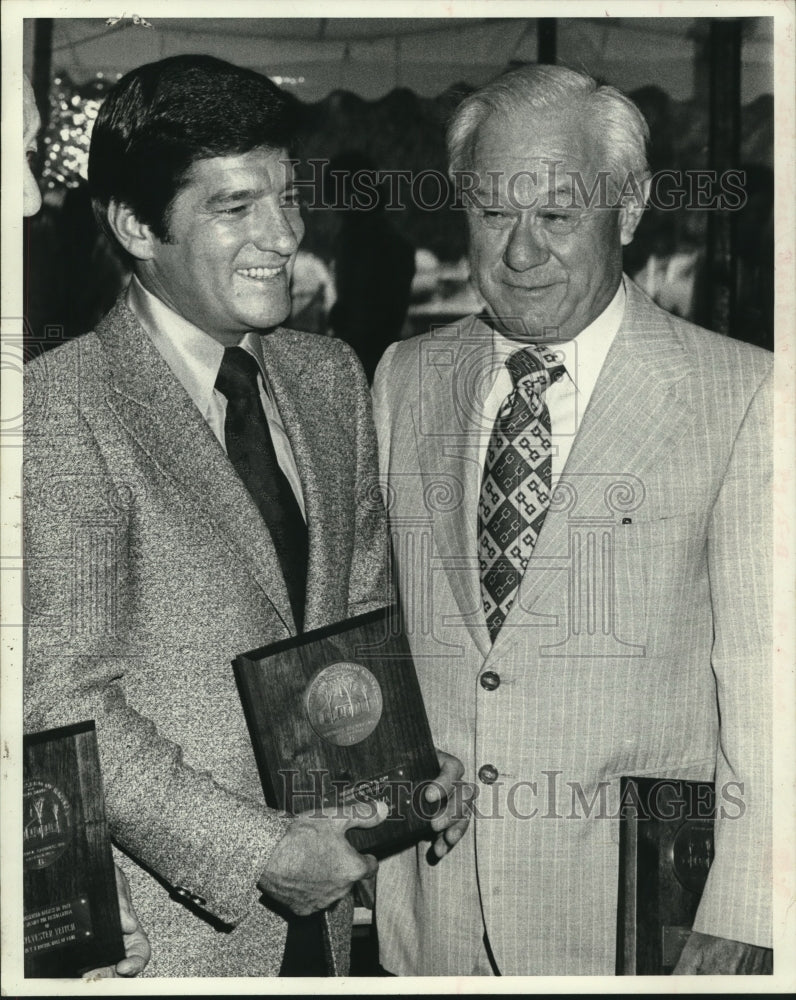 1977 Press Photo Canadian jockey Lucien Laurin receives award in New York- Historic Images