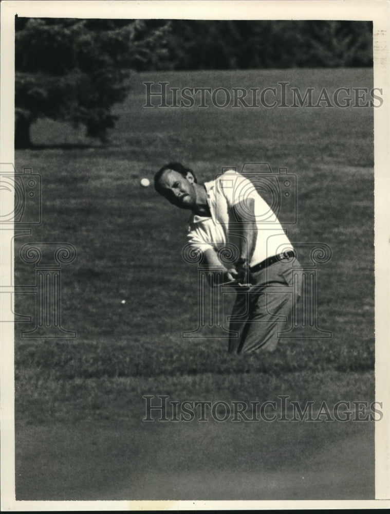 1984 Press Photo Tim Callahan hits approach shot at Albany, NY Country Club- Historic Images