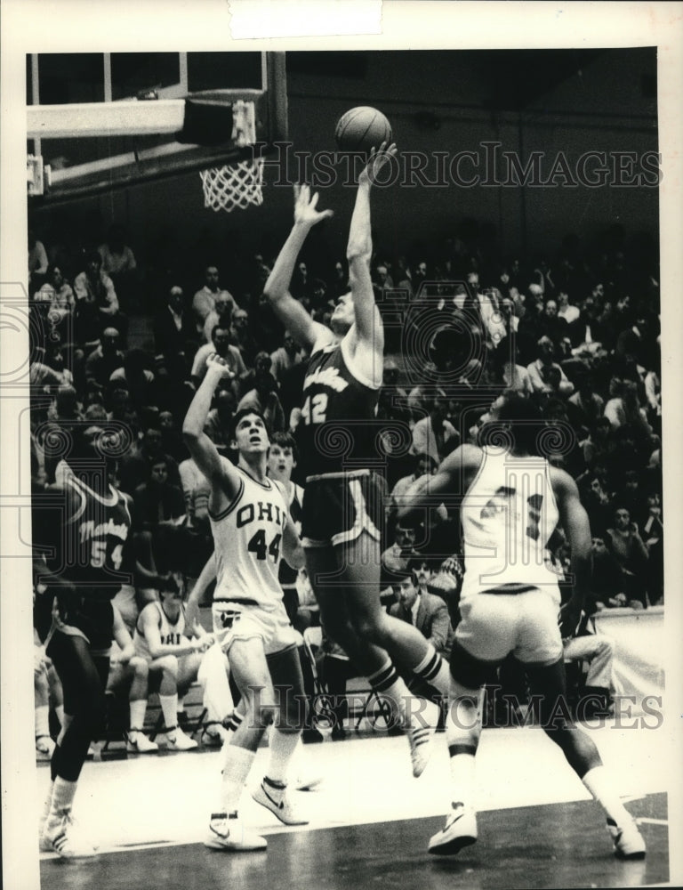 Press Photo Tim Cain shoots over defender during basketball game in New York- Historic Images