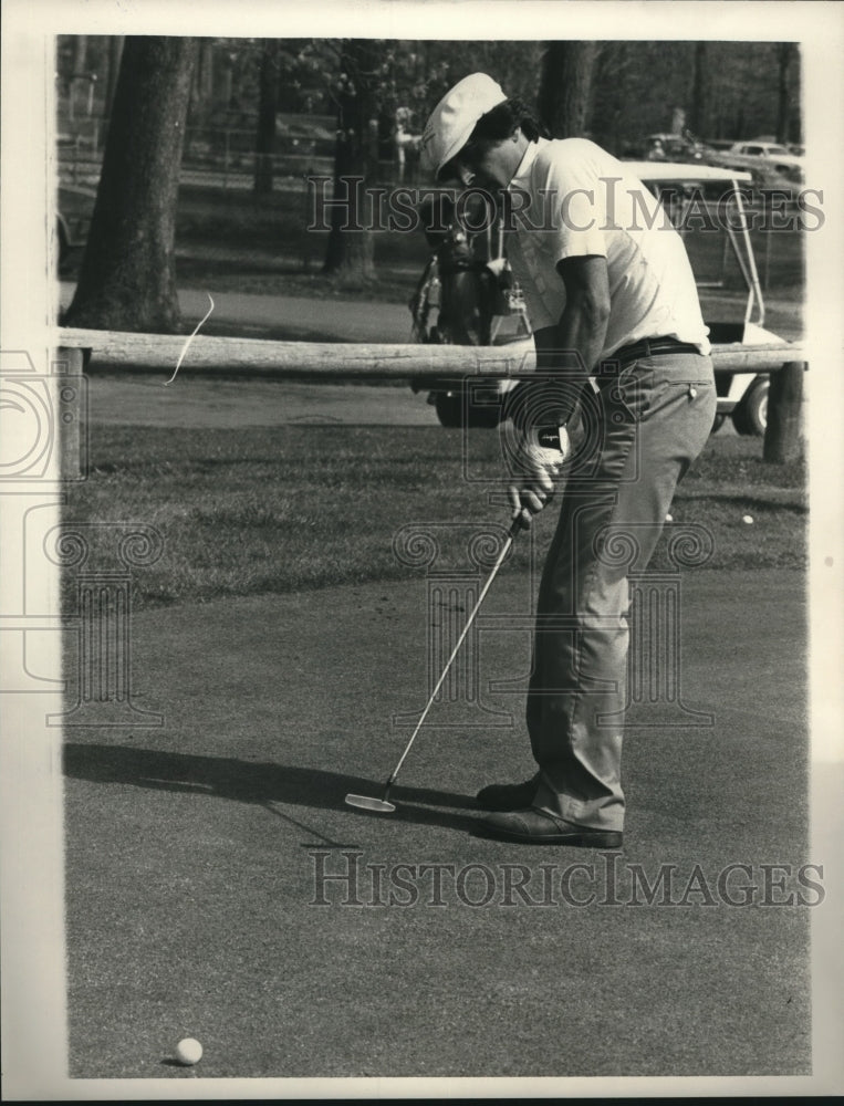 1984 Press Photo Jay Butler putts during round at Colonie Country Club, New York- Historic Images