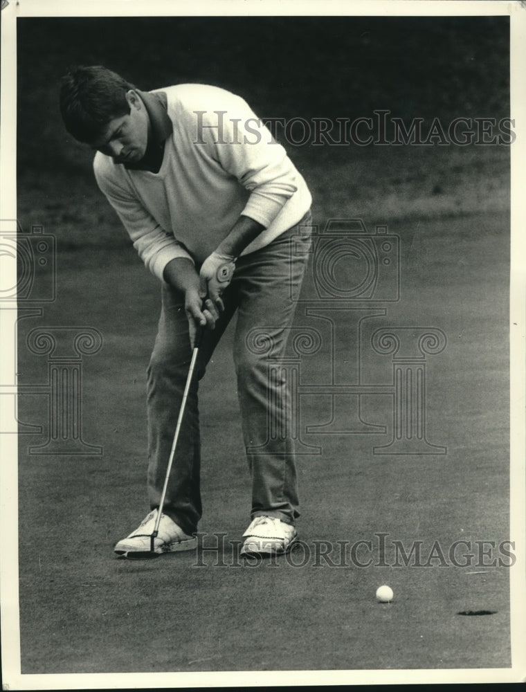 1986 Press Photo E.J. Cardish putts for eagle in Guilderland, New York- Historic Images