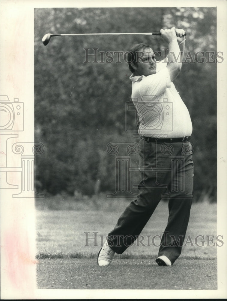 1983 Press Photo Fred Case tees during in Troy Invitational in New York- Historic Images