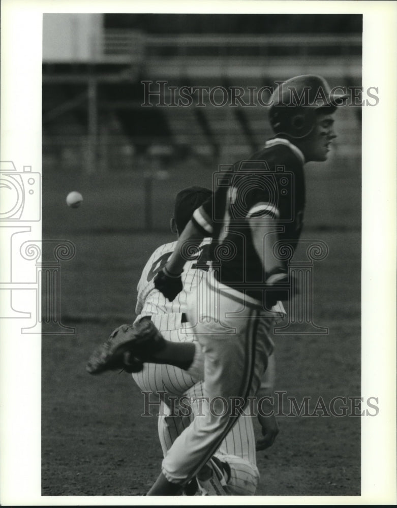 Press Photo Colonie, NY baseball player tags 1st base against Shenendahowa- Historic Images