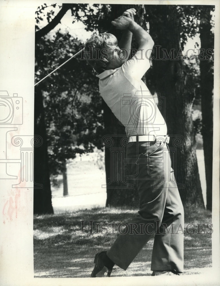 Press Photo Golfer Don Maki follows his ball&#39;s path on Albany, New York course- Historic Images