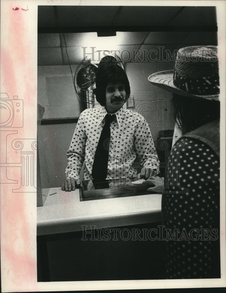 1975 Press Photo Employee Gerard Fomara takes a bet from guest at Saratoga- Historic Images