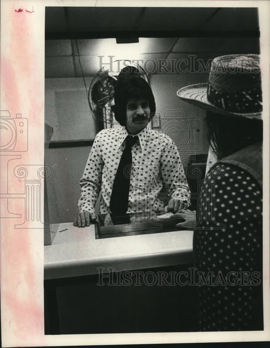 1975 Press Photo Employee Gerard Fomara takes a bet from guest at Saratoga- Historic Images