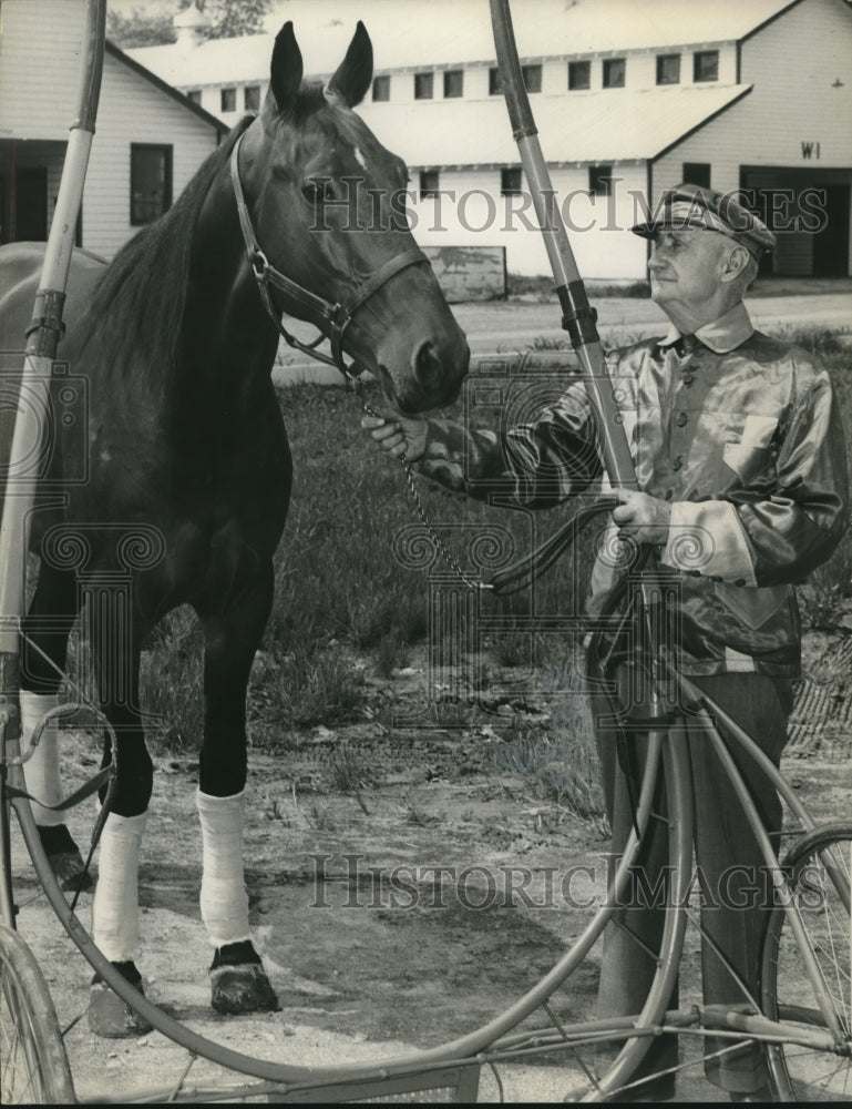 1951 Press Photo 4 year old race horse Lew Hanover with owner Bi Shinely- Historic Images