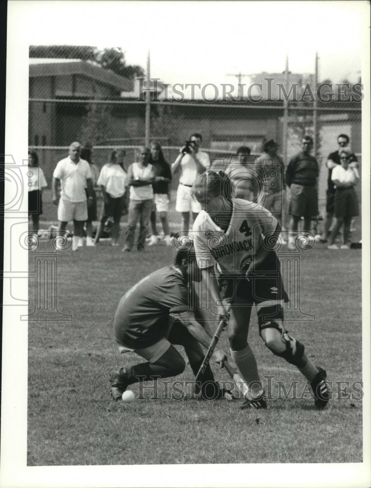 1991 Press Photo #4 Shelly Valovic goes around #4 Nicki Pellecchia in Lacrosse- Historic Images