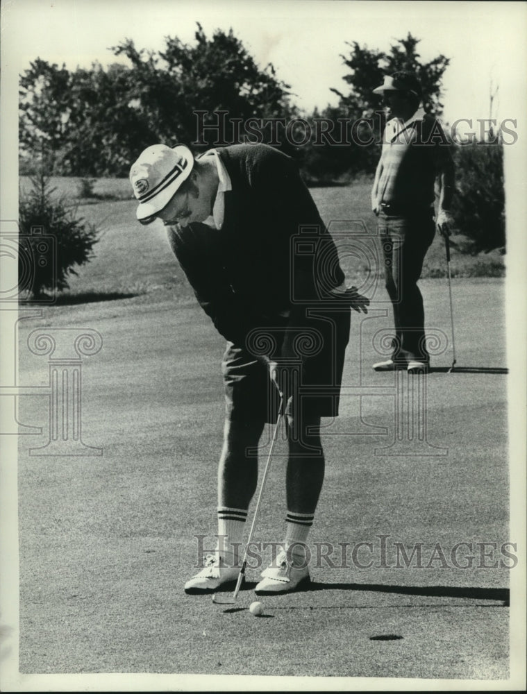 Press Photo Golfer Mark Fitzgerald attempts a short put on the green - tus00605- Historic Images
