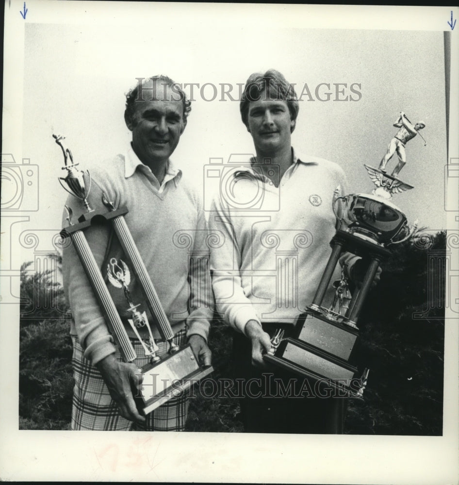 Press Photo Golfers John Deitz and Mike Greenberg hold up their trophies- Historic Images