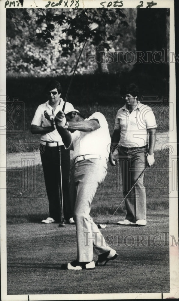 Press Photo Golfer Tom Diefenbach tees off with 2 others watching - tus00613- Historic Images