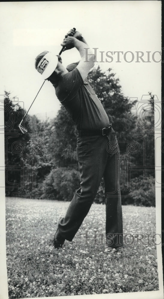 Press Photo Golfer Al Austiin keeps head down after swinging iron - tus00623- Historic Images