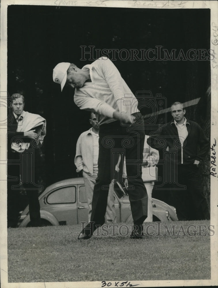 1971 Press Photo Golfer Bill Collins keeps head down during swing - tus00624- Historic Images