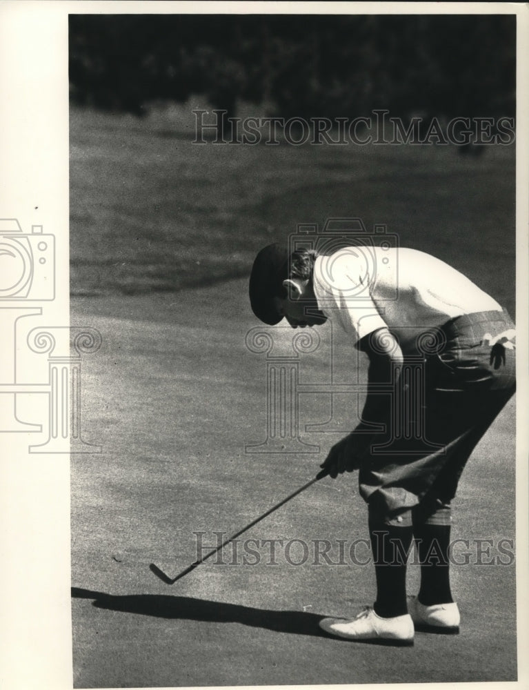 1988 Press Photo Golfer Bill Boland reacts to missing putt at Troy Country Club- Historic Images