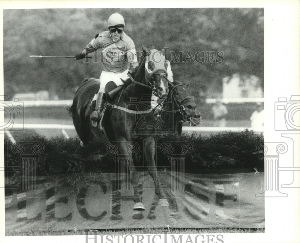 1980 Press Photo Pacific Parley with jockey Jeff Teter in steeplechase race- Historic Images