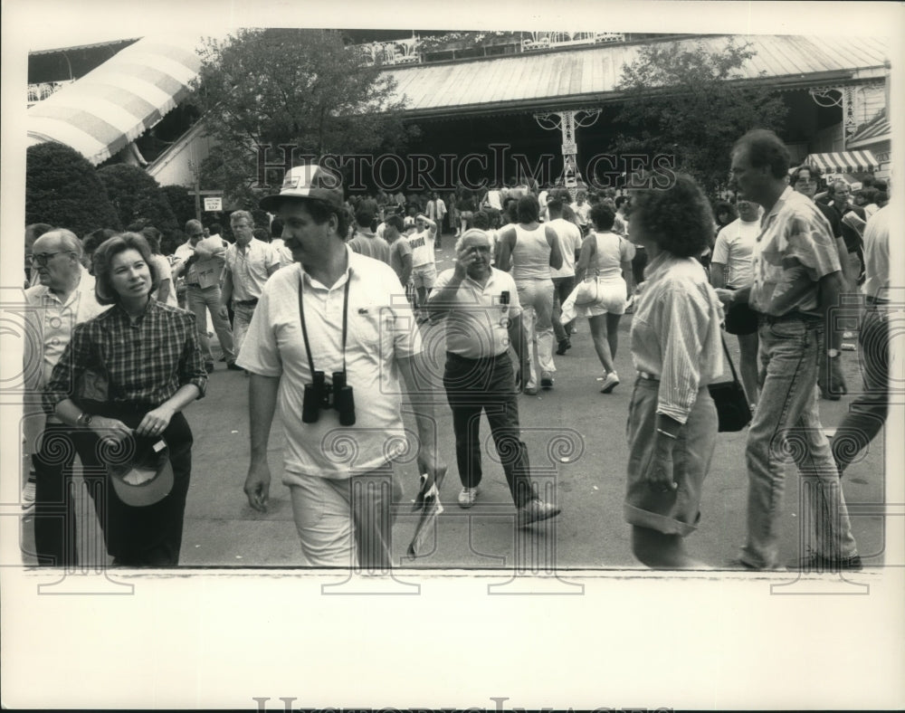 1989 Press Photo Crowd mingles around outside for Travers Day Race at Saratoga- Historic Images