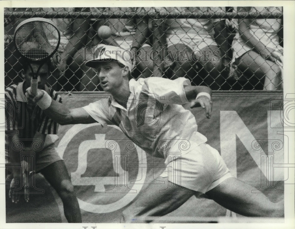 1989 Press Photo Tennis player Simon Youl reaches to return shot during match- Historic Images