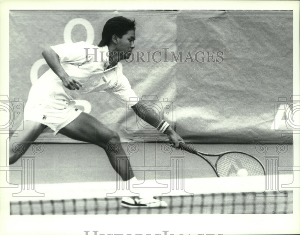 1989 Press Photo Tennis player Tommy Ho reaches to return shot during match- Historic Images