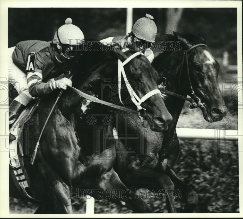 1980 Press Photo Two jockeys battle side by side during horse race at Saratoga- Historic Images