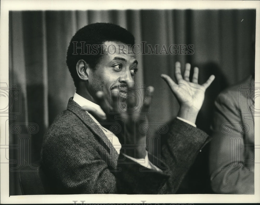 1982 Press Photo Dean Meminger speaks to reporters at 112 State St, Albany, NY- Historic Images