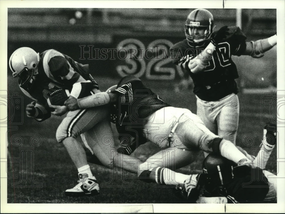 1990 Press Photo #39 for the Maulers tries to avoid tackle by opponent- Historic Images