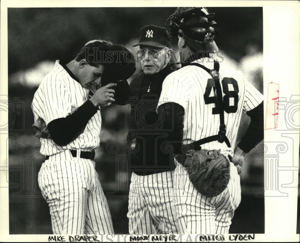 Press Photo New York Yankees pictcher Mike Draper receives instruction in game- Historic Images