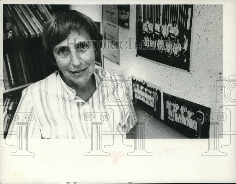 1981 Press Photo Peggy Mann stands in front of photos on wall - tus00687- Historic Images