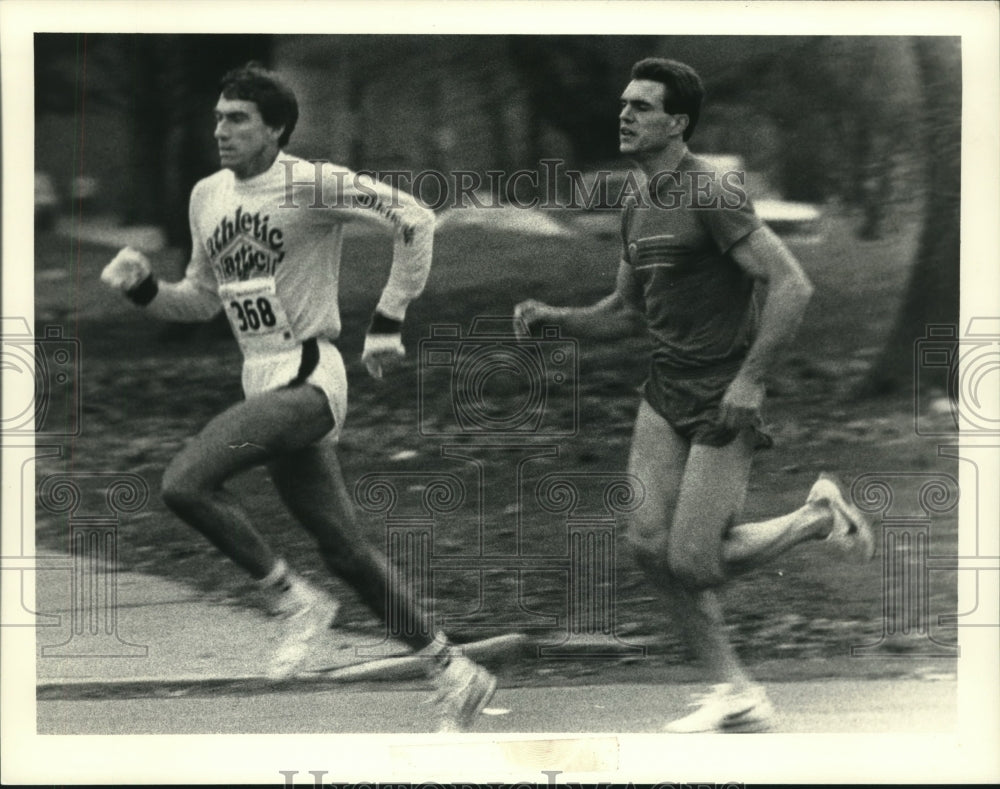 1986 Press Photo Barry Brown and Ray Siler compete in Albany, NY 10k race- Historic Images