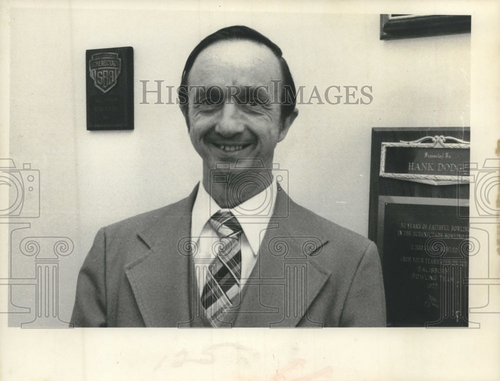 Press Photo Hank Dodge smiles for the camera in front of bowling award- Historic Images