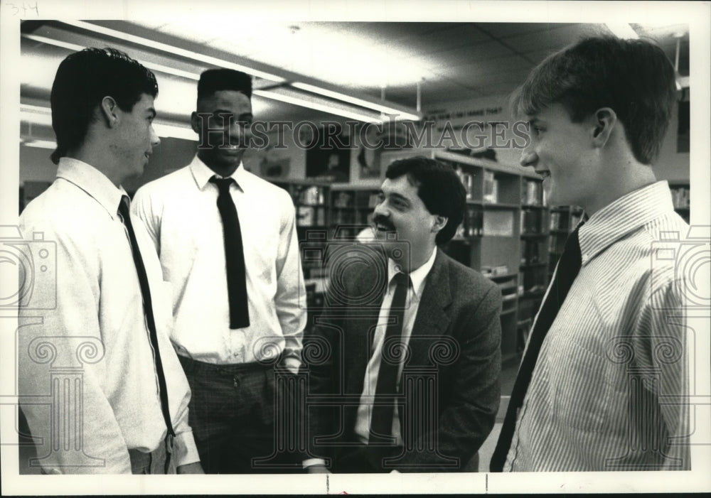 1989 Press Photo New coach Bryan Dailey talks with players at school in Albany- Historic Images