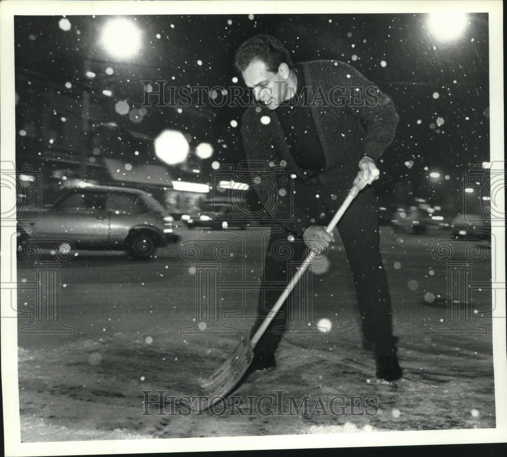 1989 Press Photo Fred Decker shovels sidewalk outside Albany, New York bar- Historic Images